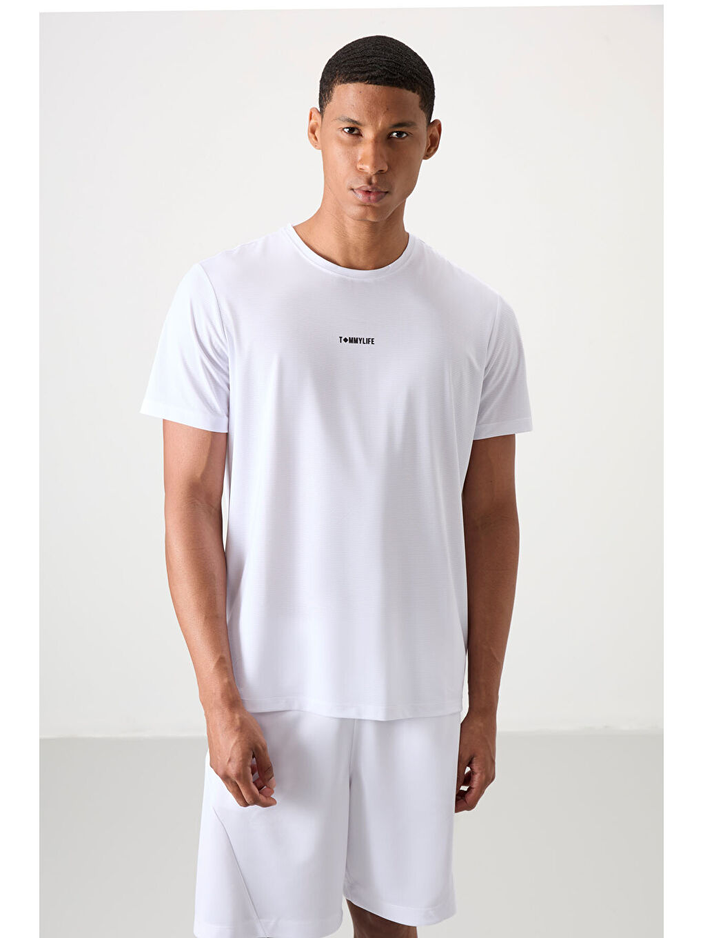 Beyaz Polyester Nefes Alan Dokulu İnce Esnek Standart Fit Erkek Performans Tişört - 88384-2