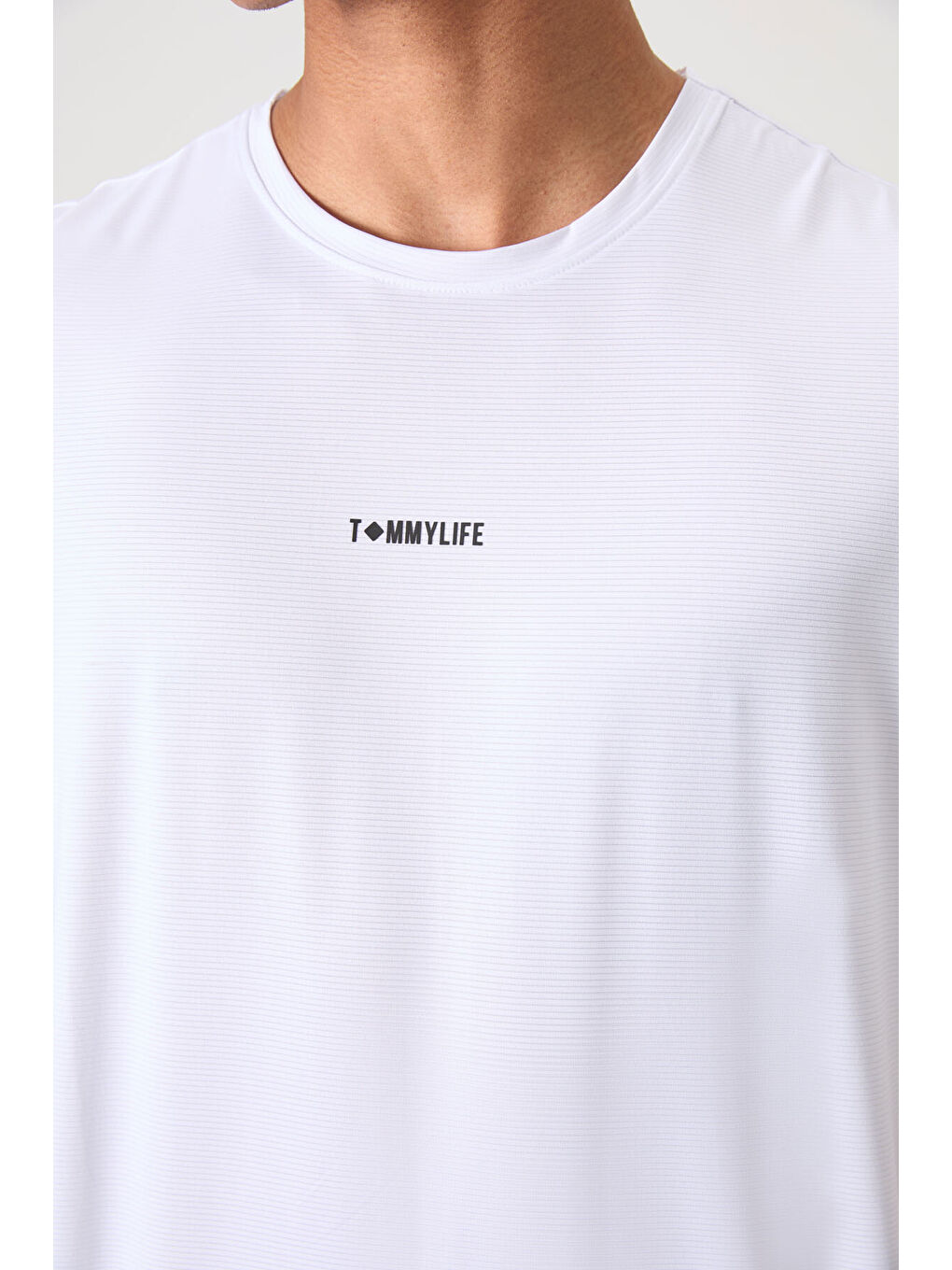 Beyaz Polyester Nefes Alan Dokulu İnce Esnek Standart Fit Erkek Performans Tişört - 88384-4