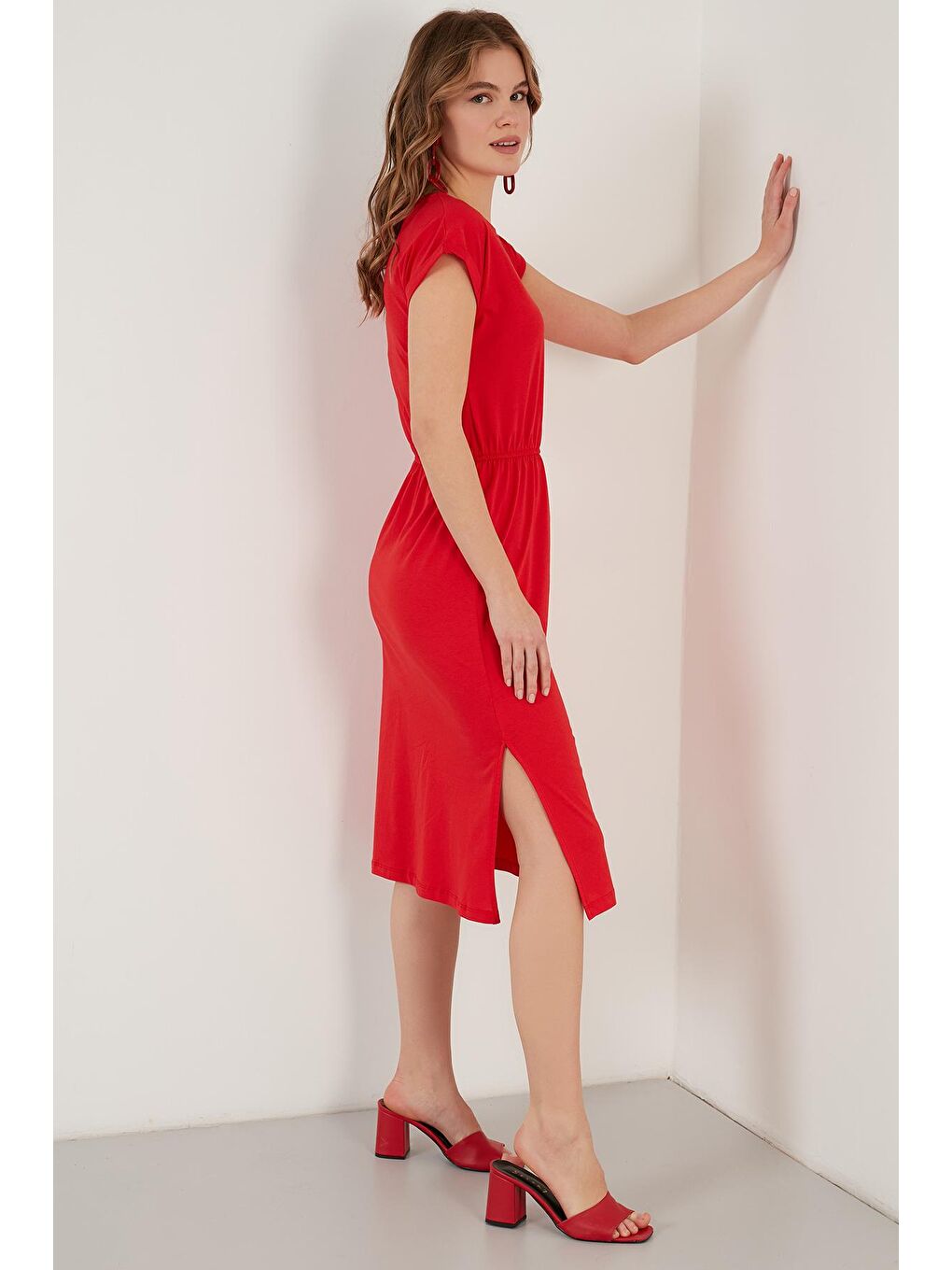 Kırmızı Pamuklu Kısa Kollu Çift Yırtmaçlı Midi Elbise 5864205-1