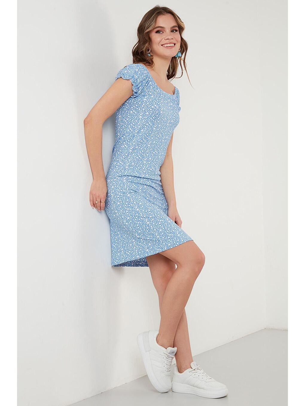 Mavi Çiçek Desenli Carmen Yaka Elbise 5863700-1