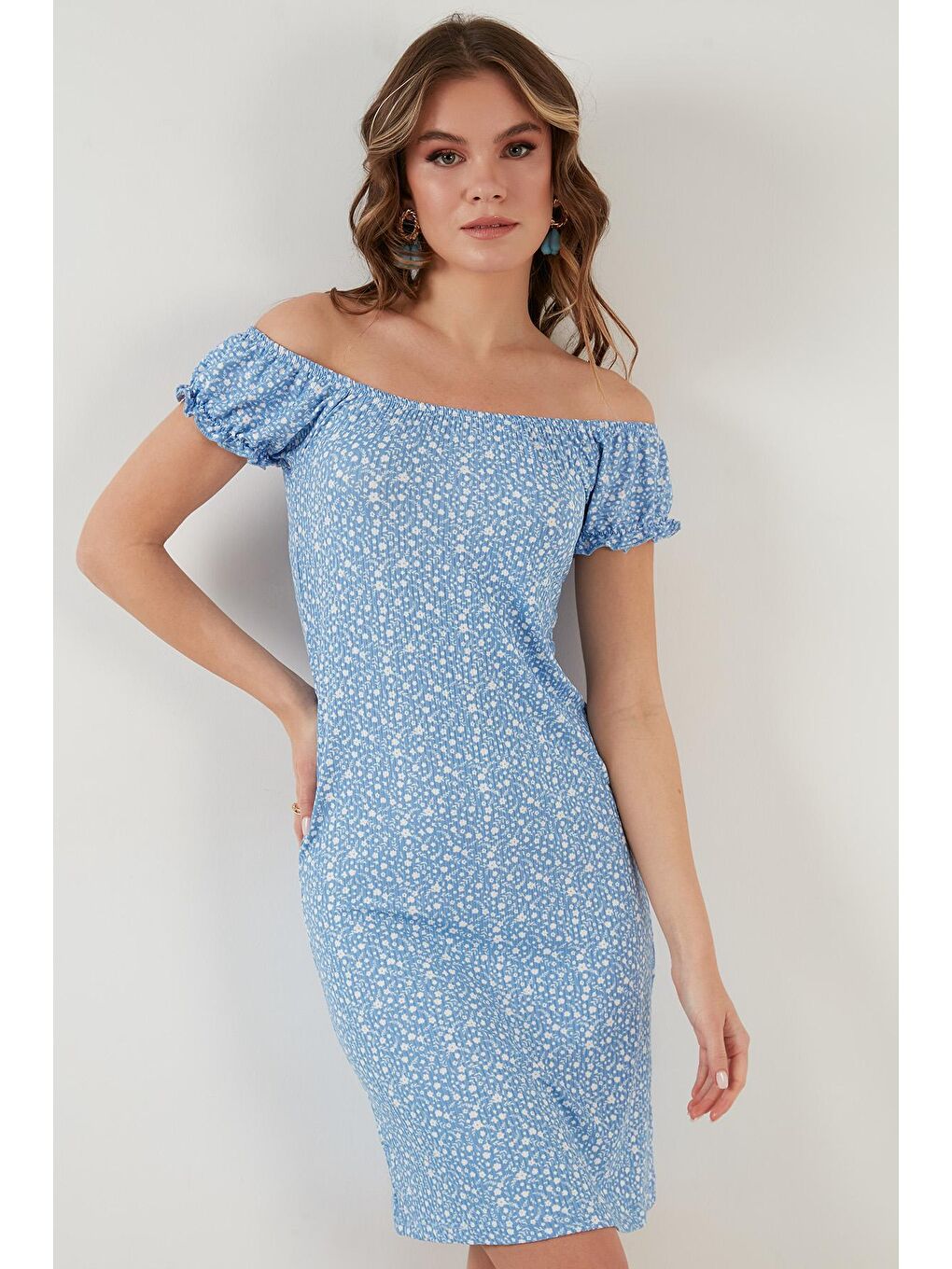 Mavi Çiçek Desenli Carmen Yaka Elbise 5863700-2