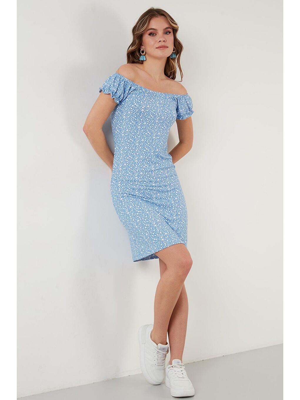 Mavi Çiçek Desenli Carmen Yaka Elbise 5863700-4