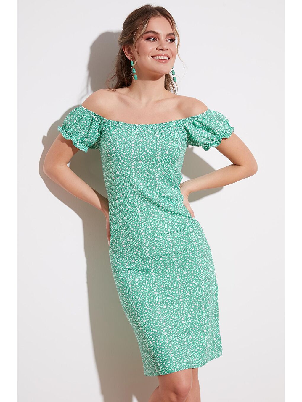 Yeşil Çiçek Desenli Carmen Yaka Elbise 5863700