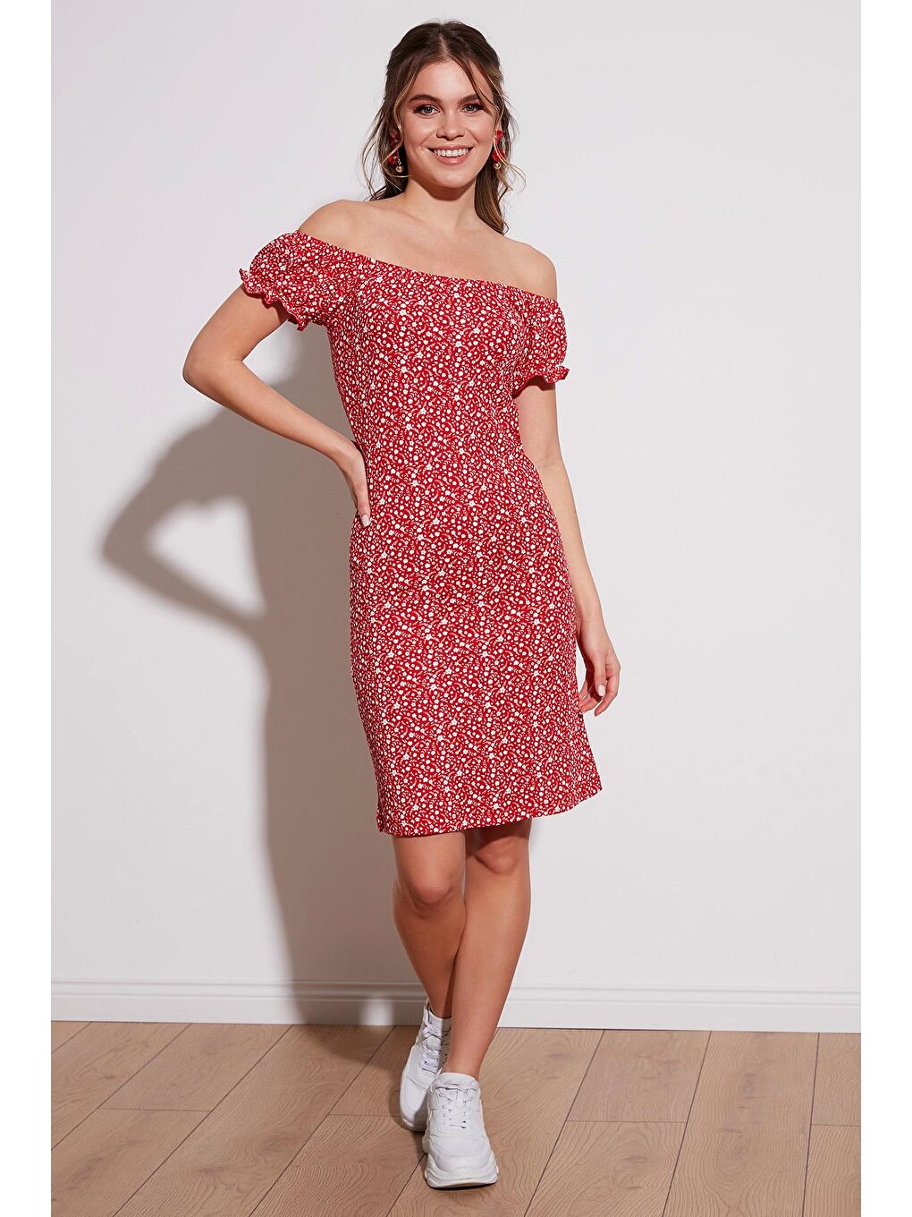 Kırmızı Çiçek Desenli Carmen Yaka Elbise 5863700