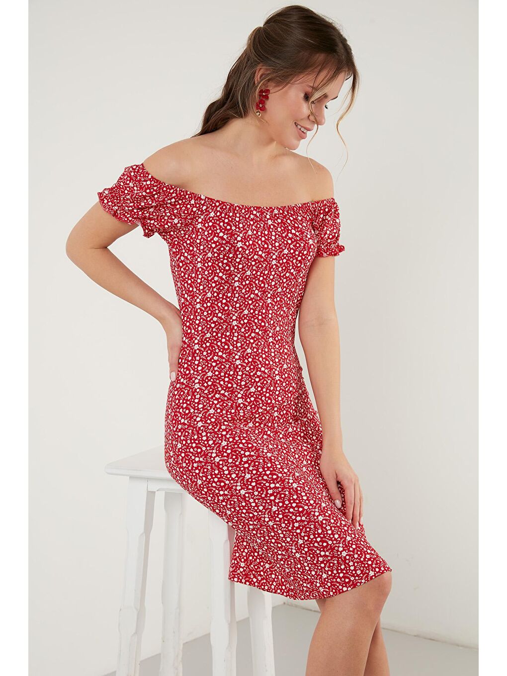 Kırmızı Çiçek Desenli Carmen Yaka Elbise 5863700-1