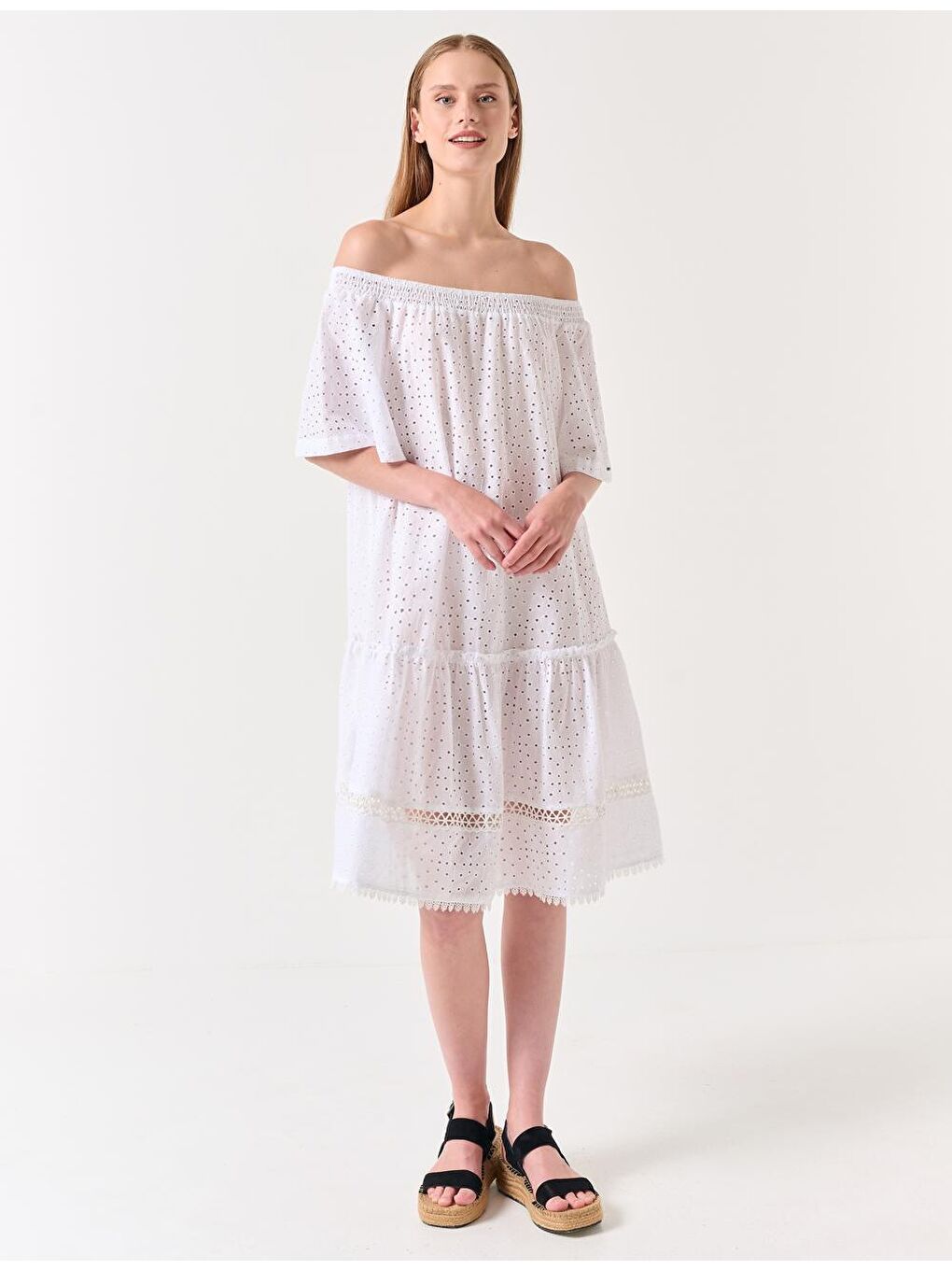 Beyaz Kayık Yaka Ajurlu Yazlık Midi Elbise