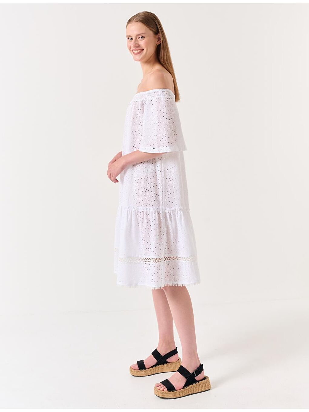 Beyaz Kayık Yaka Ajurlu Yazlık Midi Elbise-3