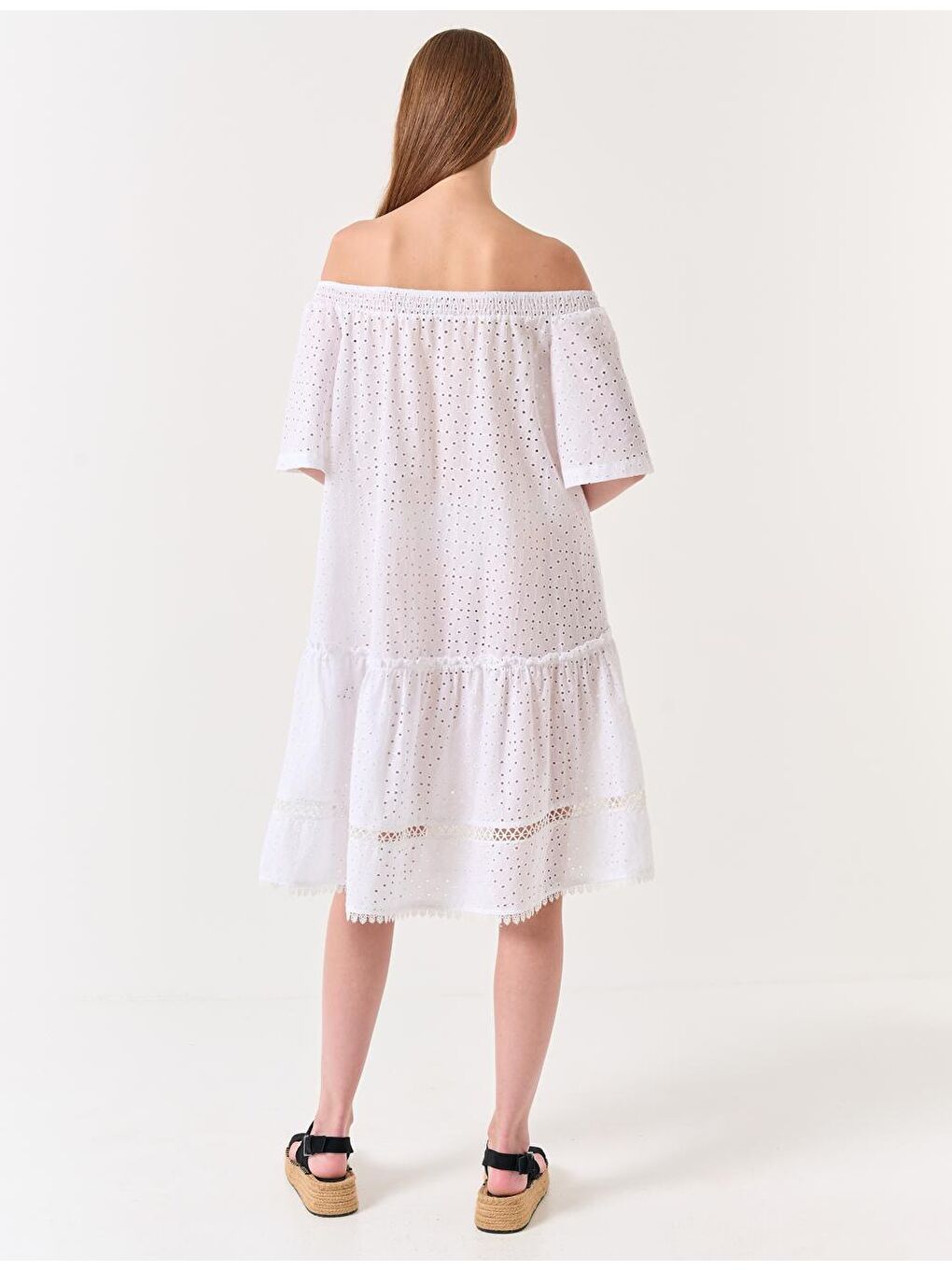 Beyaz Kayık Yaka Ajurlu Yazlık Midi Elbise-4
