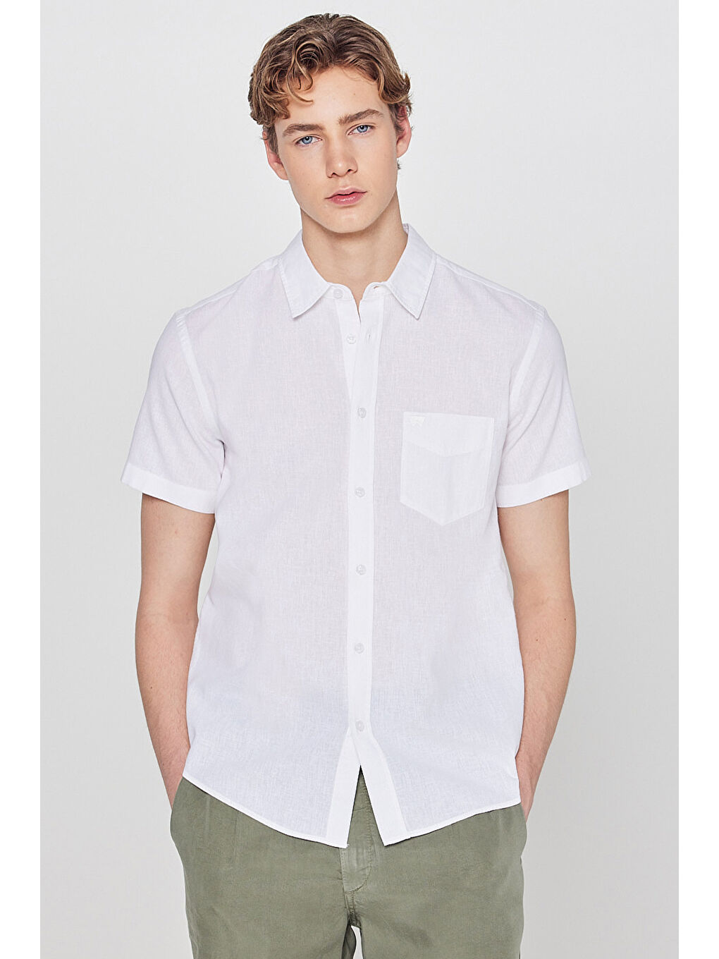 Beyaz Regular Fit Kısa Kollu Düğmeli Yaka Keten Gömlek