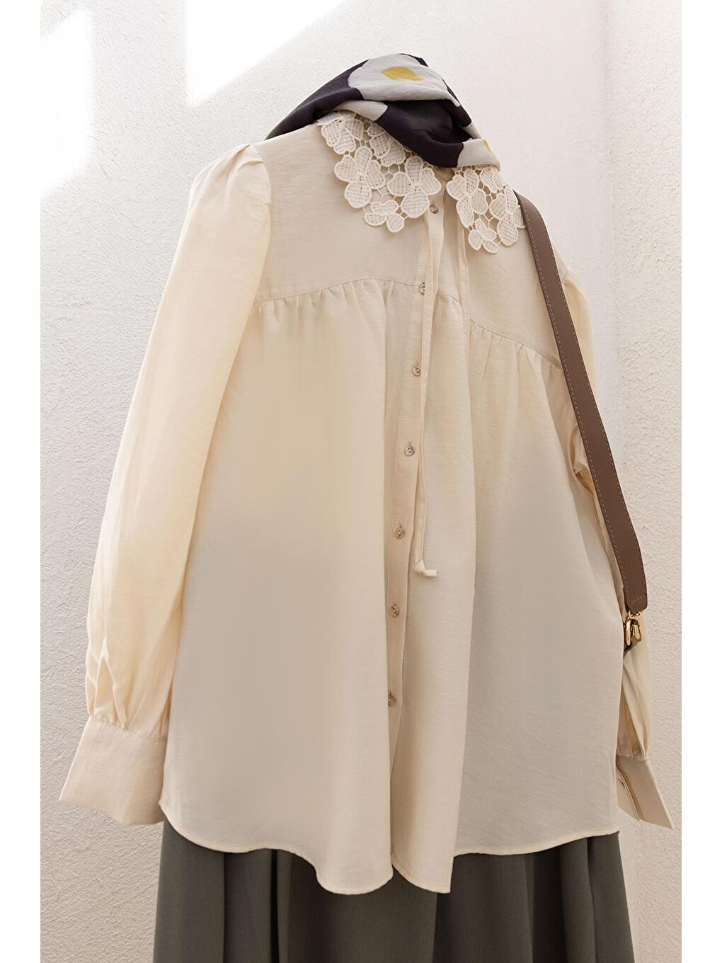 Açık Bej-Fisto Yaka Detaylı Büzgülü Gömlek-5