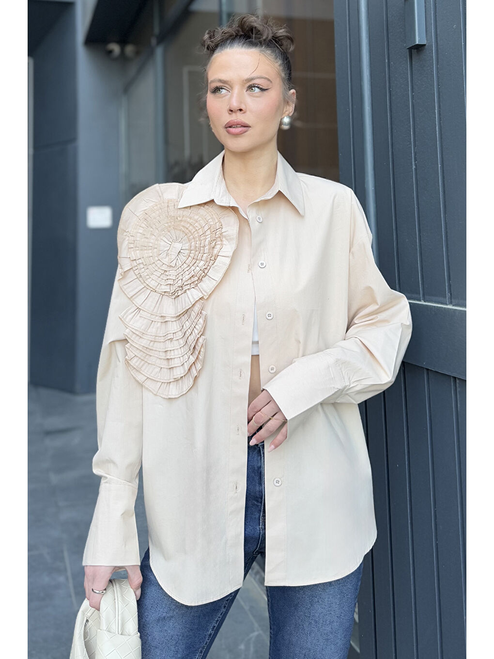 Bej Gül Detaylı Tarz Kadın Gömlek-4