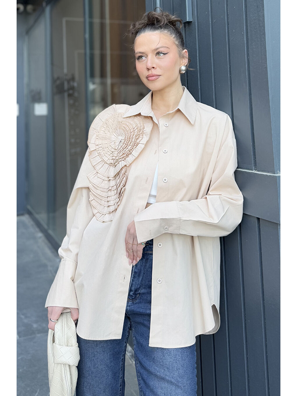 Bej Gül Detaylı Tarz Kadın Gömlek-5