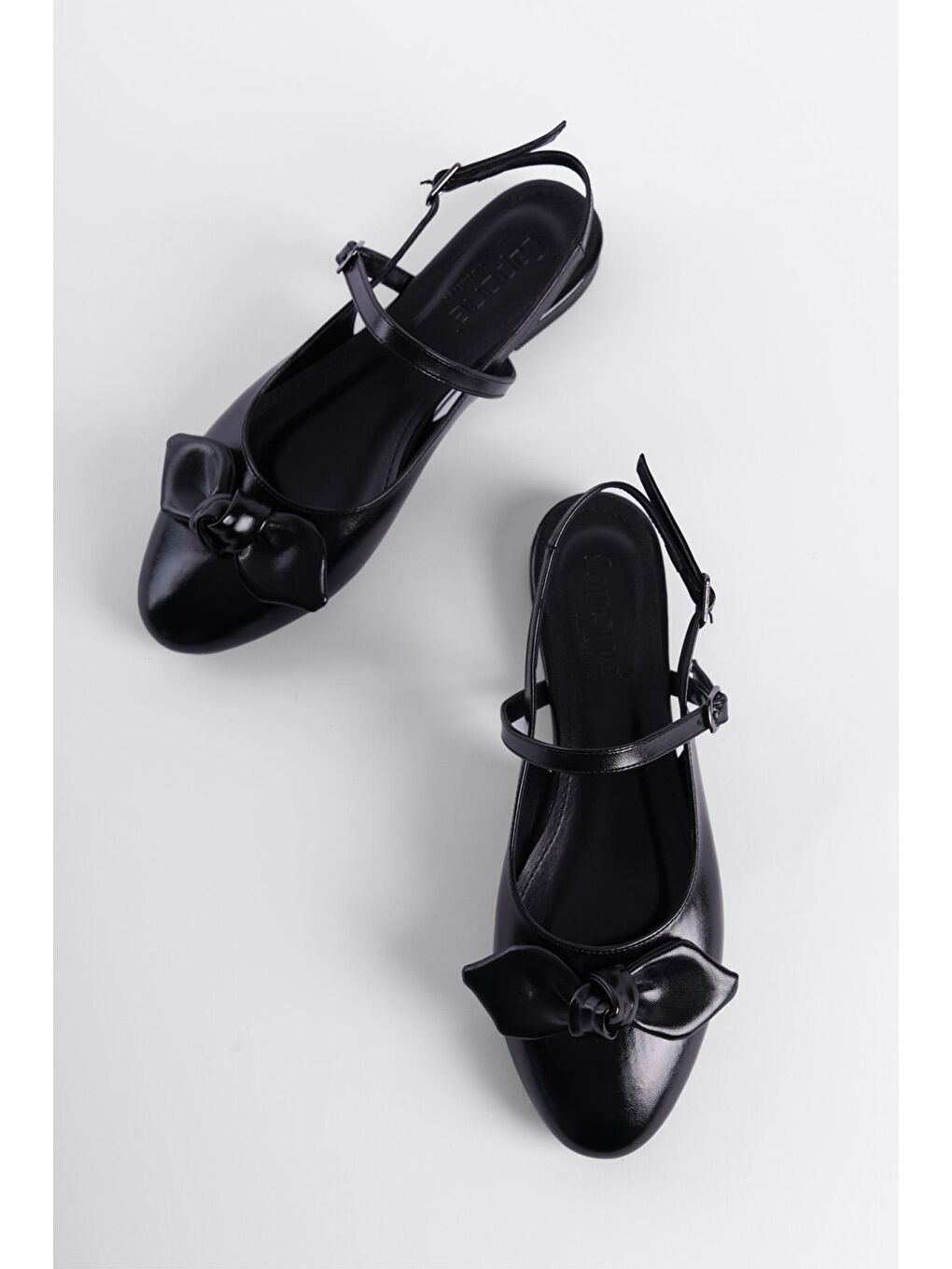 Siyah Arkası Açık Bantlı Oval Burunlu Fiyonk Detaylı Kadın Babet-4