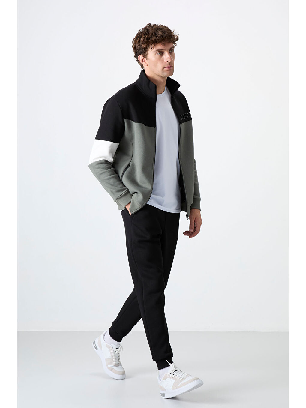 Çağla - Siyah Dik Yaka  Renk Geçişli Baskı Detaylı Standart Kalıp Erkek Eşofman Takımı  - 85186-4