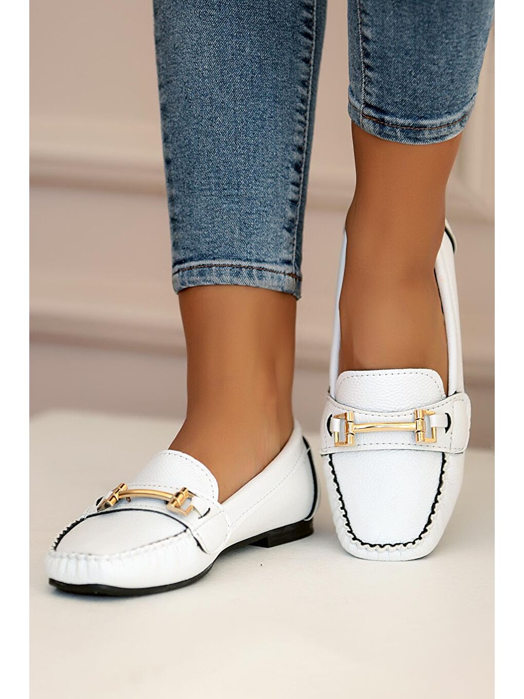 Beyaz Rahat Kalıp Tokalı Kadın Babet 001-177-22