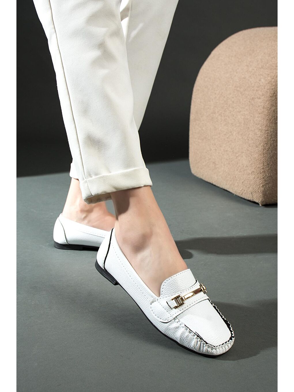 Beyaz Rahat Kalıp Tokalı Kadın Babet 001-177-22-1