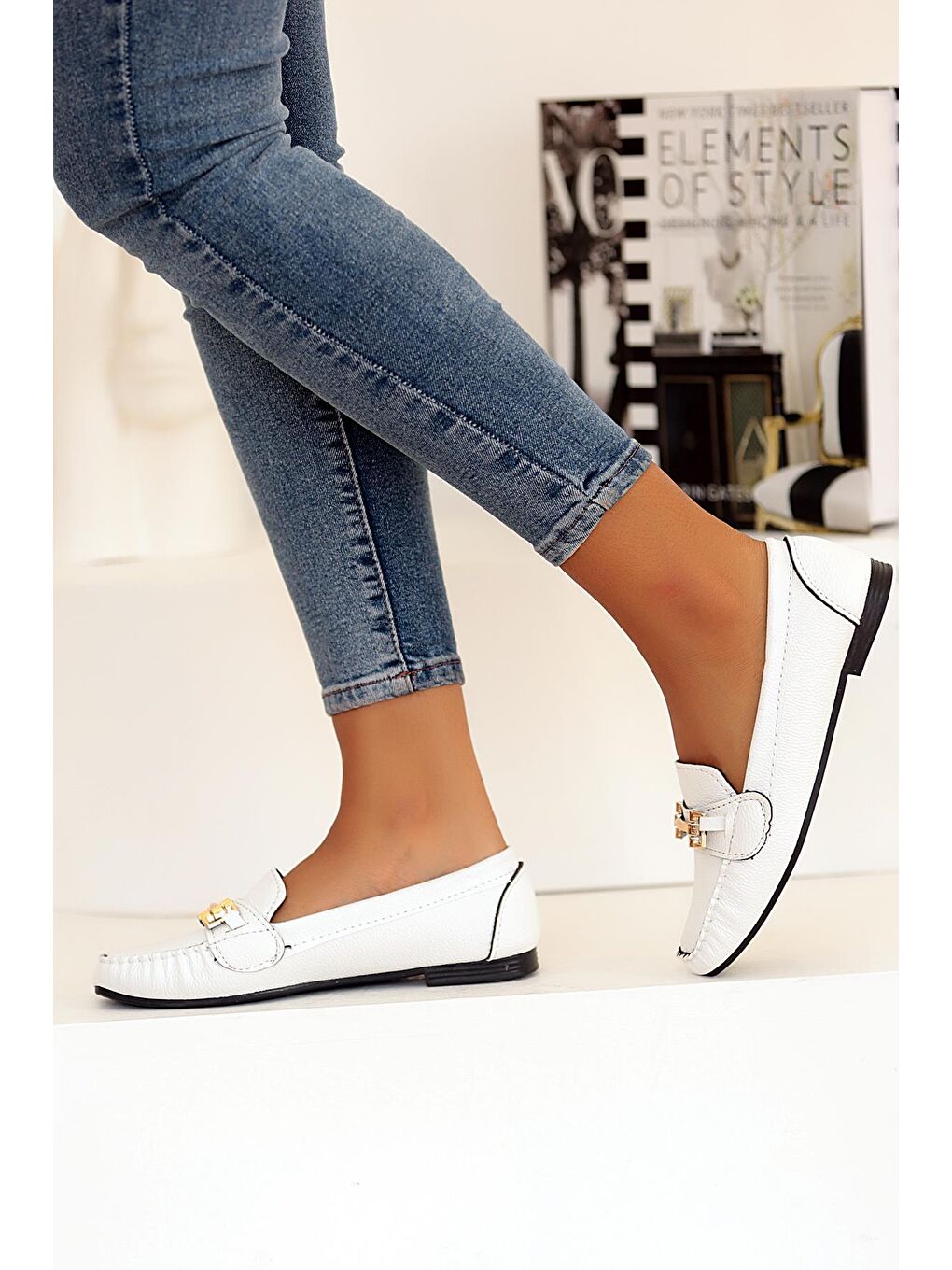 Beyaz Rahat Kalıp Tokalı Kadın Babet 001-177-22-2