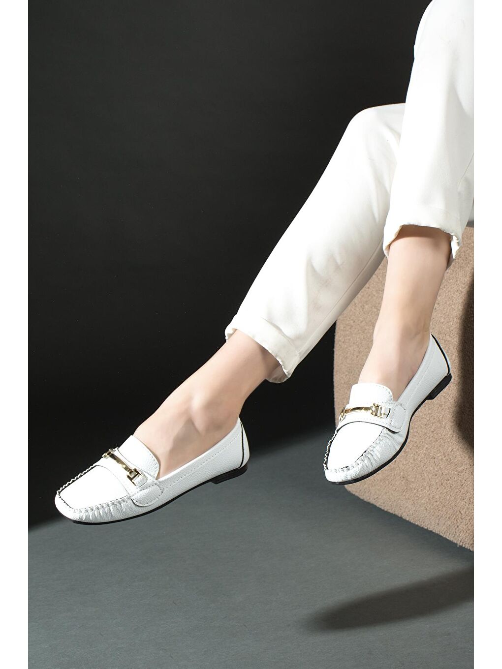 Beyaz Rahat Kalıp Tokalı Kadın Babet 001-177-22-3