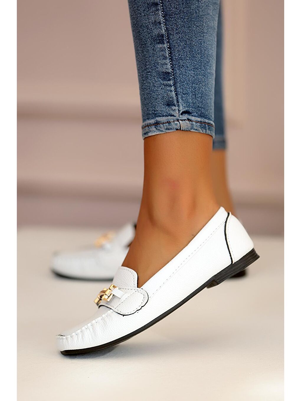 Beyaz Rahat Kalıp Tokalı Kadın Babet 001-177-22-4