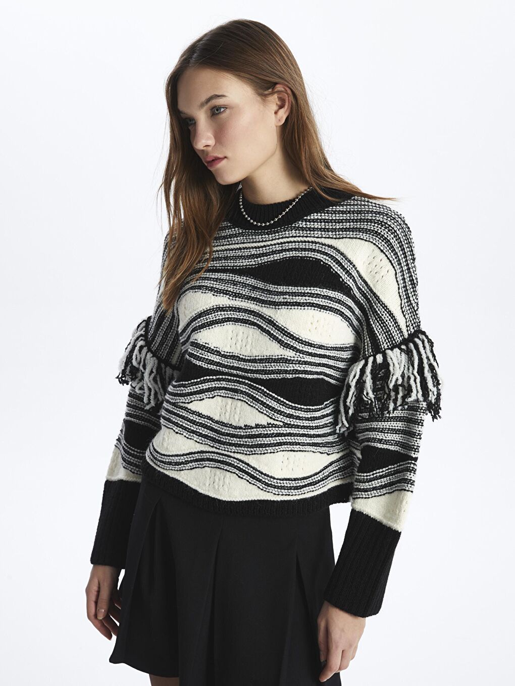Siyah Kontrast Detaylı Rahat Kalıp Püsküllü Triko Kazak - Roma