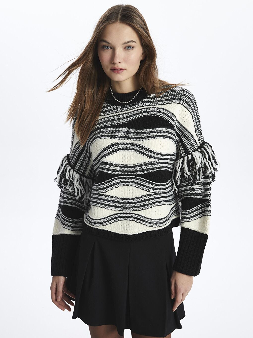 Siyah Kontrast Detaylı Rahat Kalıp Püsküllü Triko Kazak - Roma-2