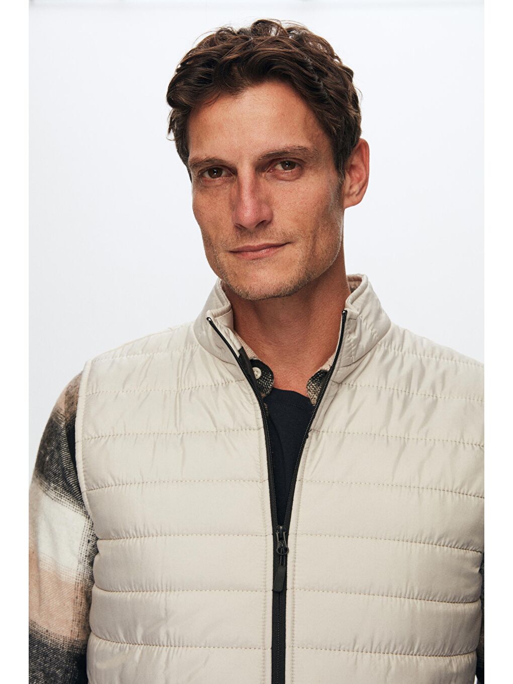 Bej Regular Fit Taş Dik Yaka Elyaf Dolgulu Mevsimlik Fermuarlı Şişme Yelek Mont-2