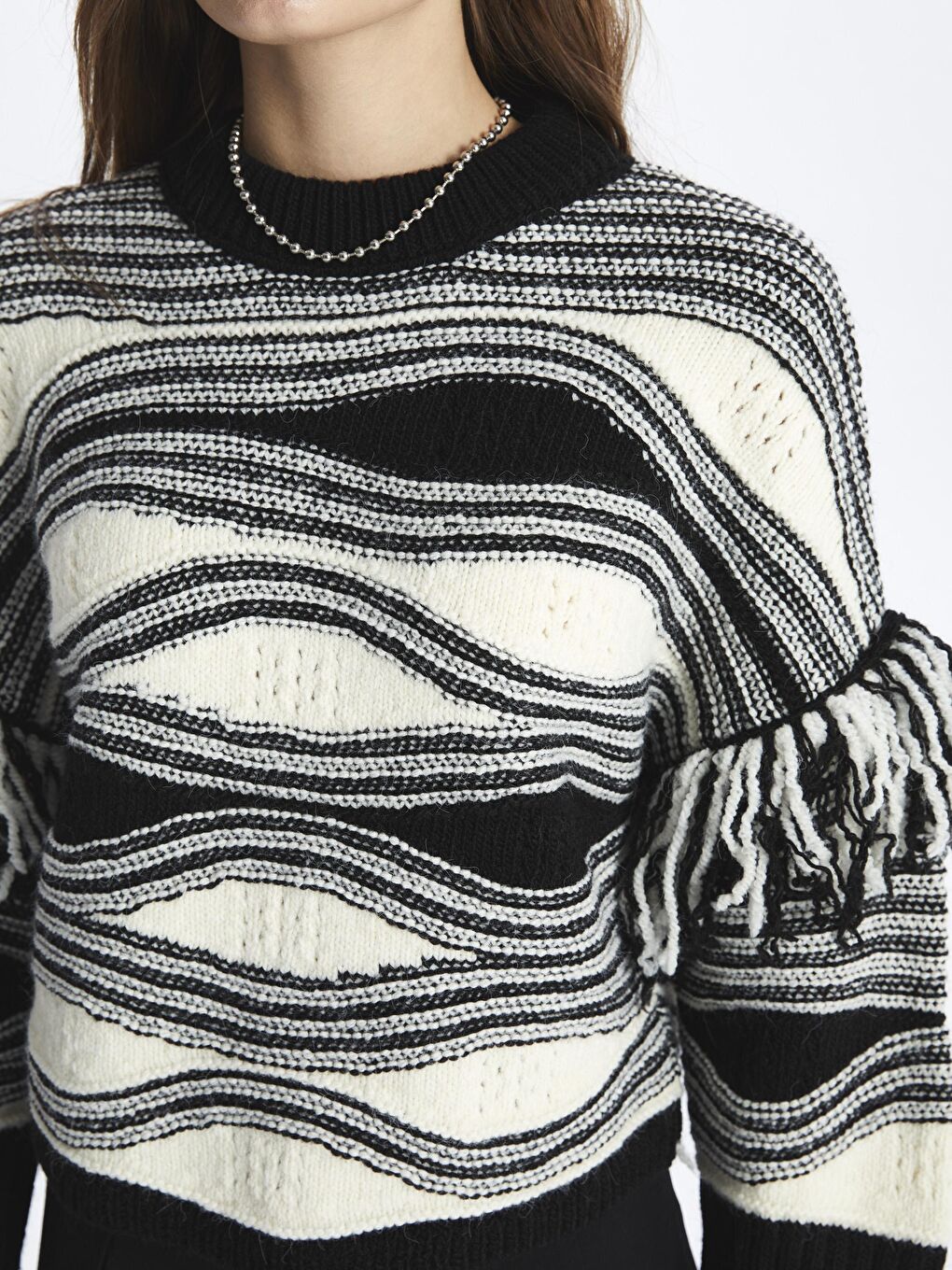 Siyah Kontrast Detaylı Rahat Kalıp Püsküllü Triko Kazak - Roma-3