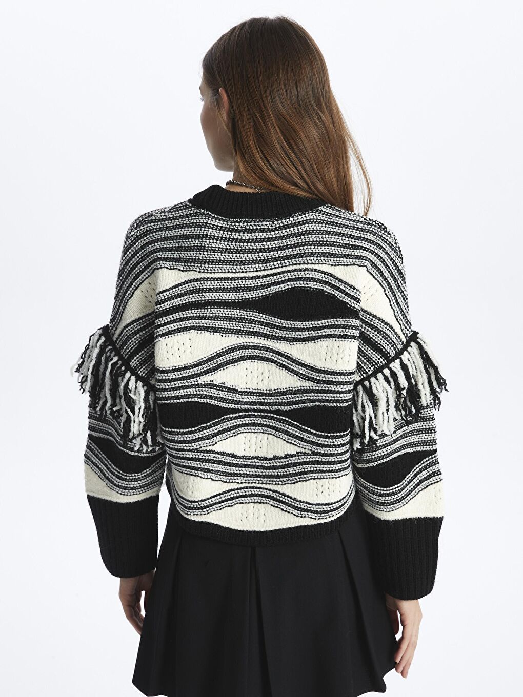 Siyah Kontrast Detaylı Rahat Kalıp Püsküllü Triko Kazak - Roma-4