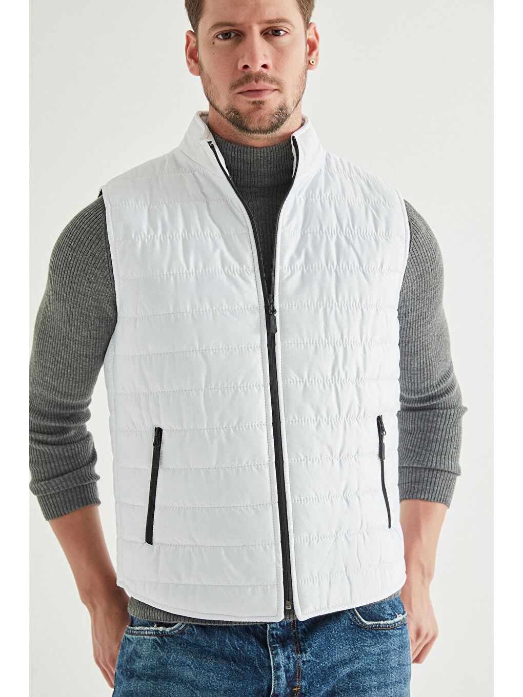 Regular Fit Beyaz Dik Yaka Elyaf Dolgulu Mevsimlik Fermuarlı Şişme Yelek Mont-1