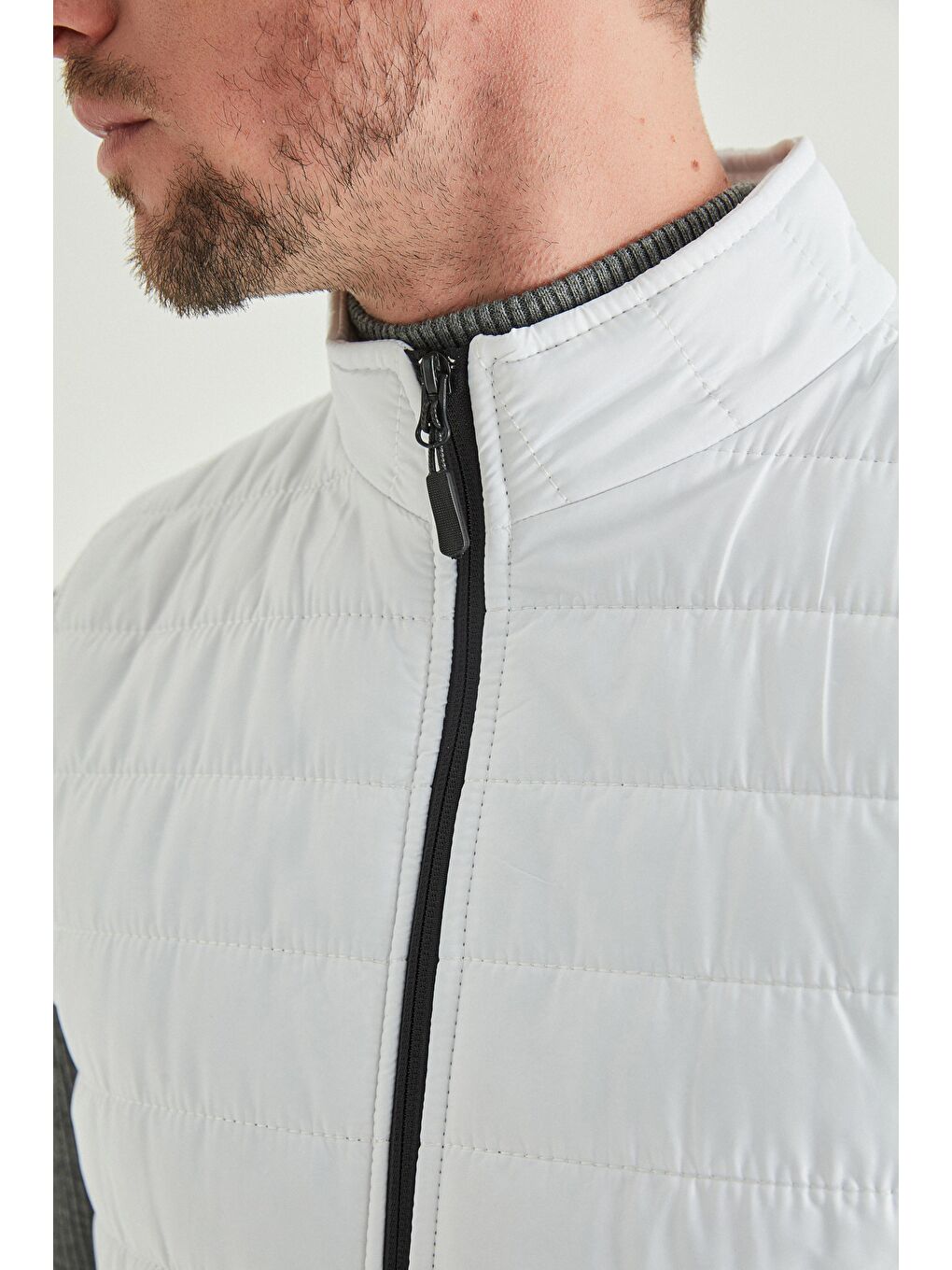 Regular Fit Beyaz Dik Yaka Elyaf Dolgulu Mevsimlik Fermuarlı Şişme Yelek Mont-2