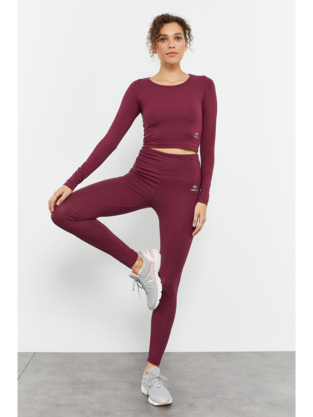 Bordo Uzun Kollu Dar Kalıp  O Yaka Kadın Crop Top Tişört - 97150-1