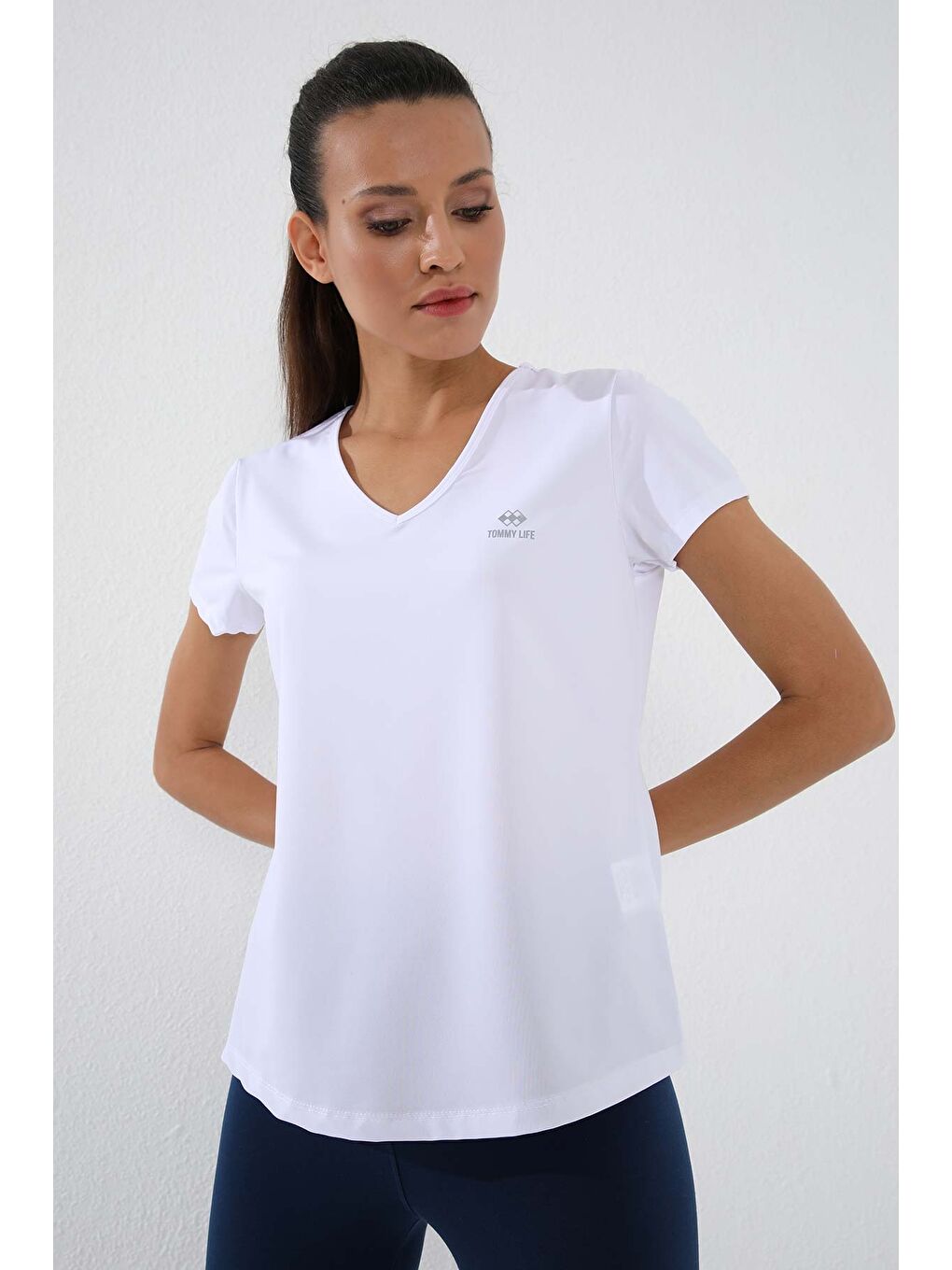Beyaz Basic Kısa Kol Standart Kalıp V Yaka Kadın Tişört - 97145-4