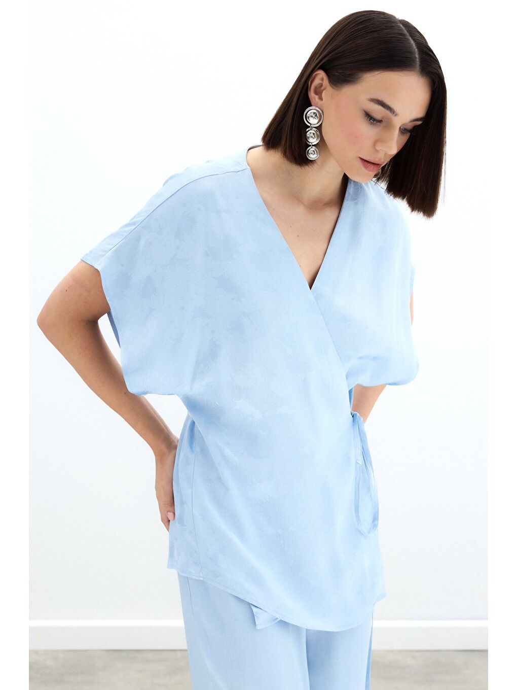 Bağlamalı Jakarlı Saten Bluz - Bebe Mavi-2