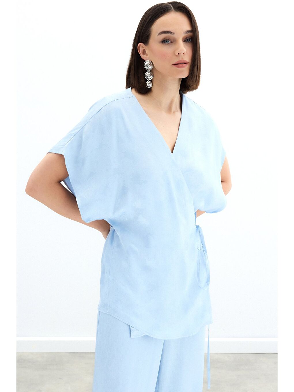 Bağlamalı Jakarlı Saten Bluz - Bebe Mavi-4