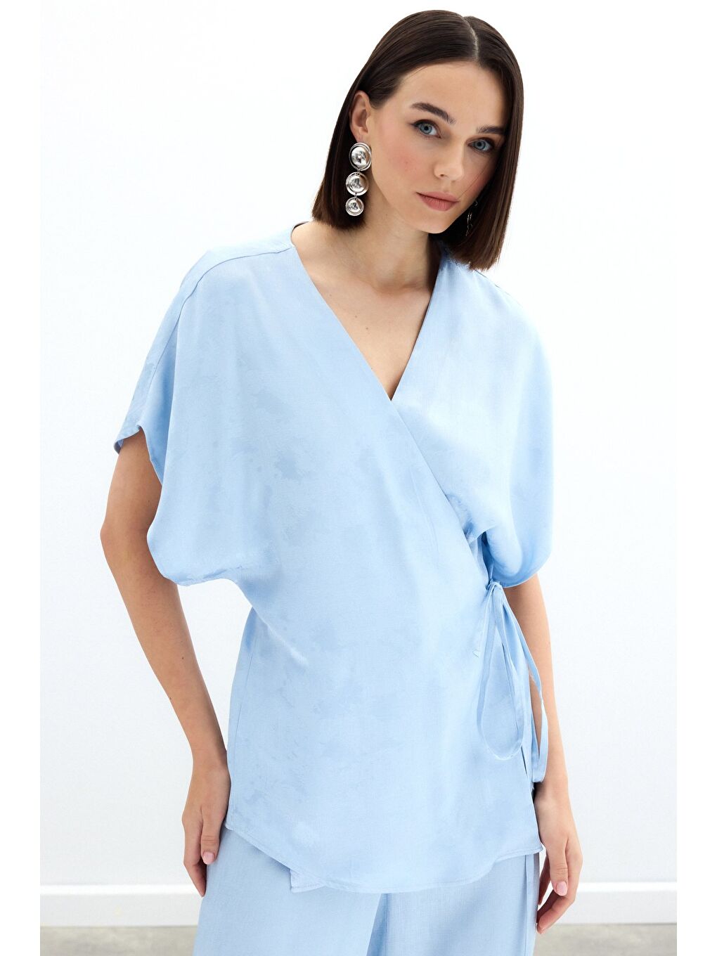 Bağlamalı Jakarlı Saten Bluz - Bebe Mavi-5