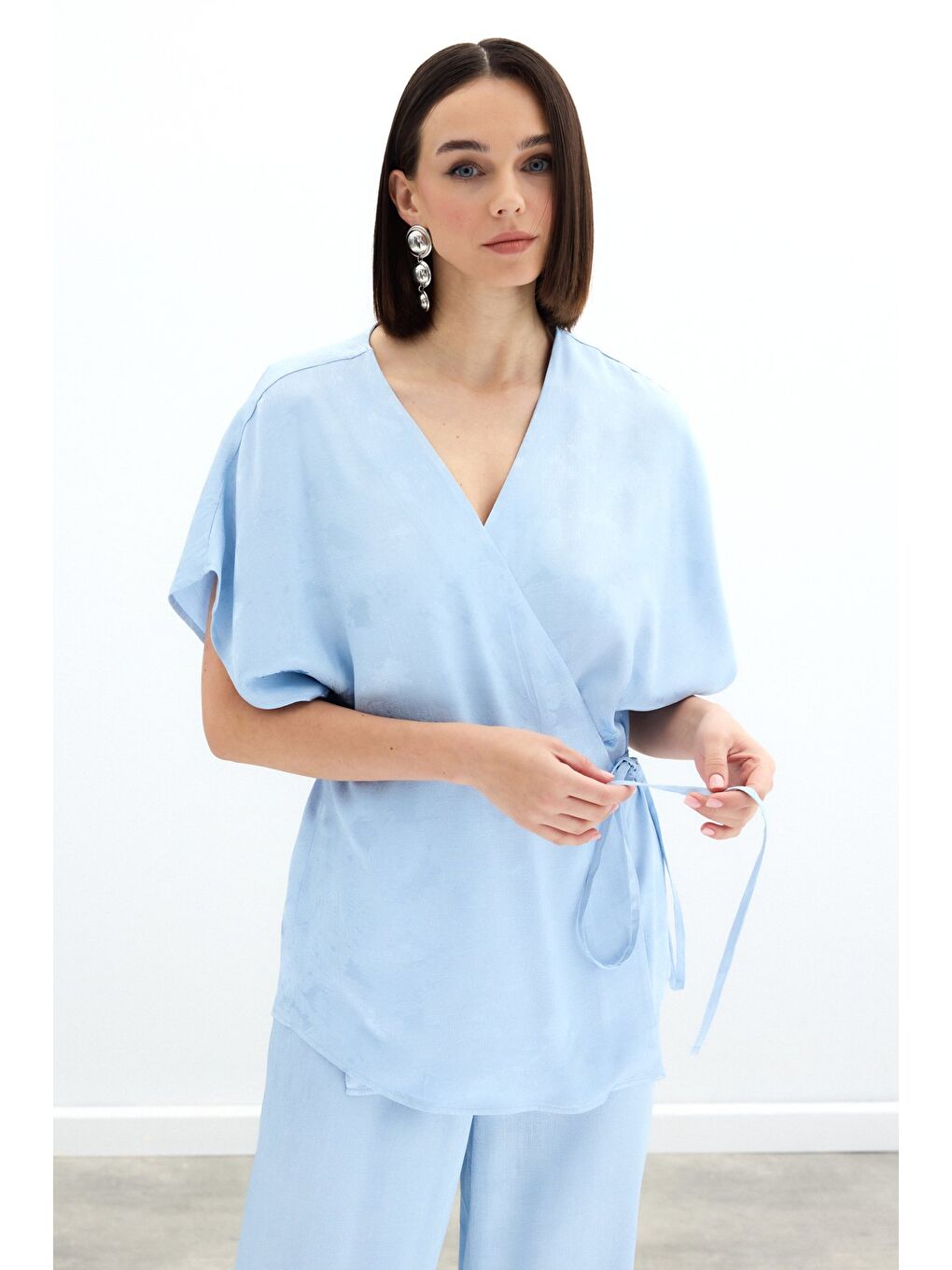 Bağlamalı Jakarlı Saten Bluz - Bebe Mavi-6