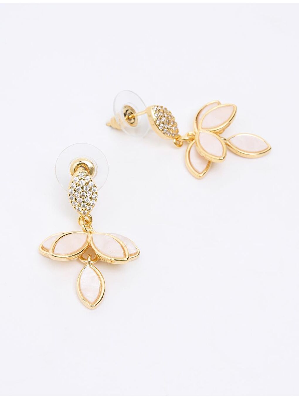 Beyaz Yaprak Figürlü Zarif Küpe-1