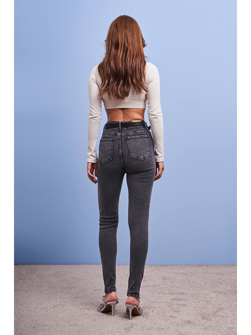 Gri Kadın Füme Renk Skinny Fit Elastanlı Kumaş Kemerli Denim-4