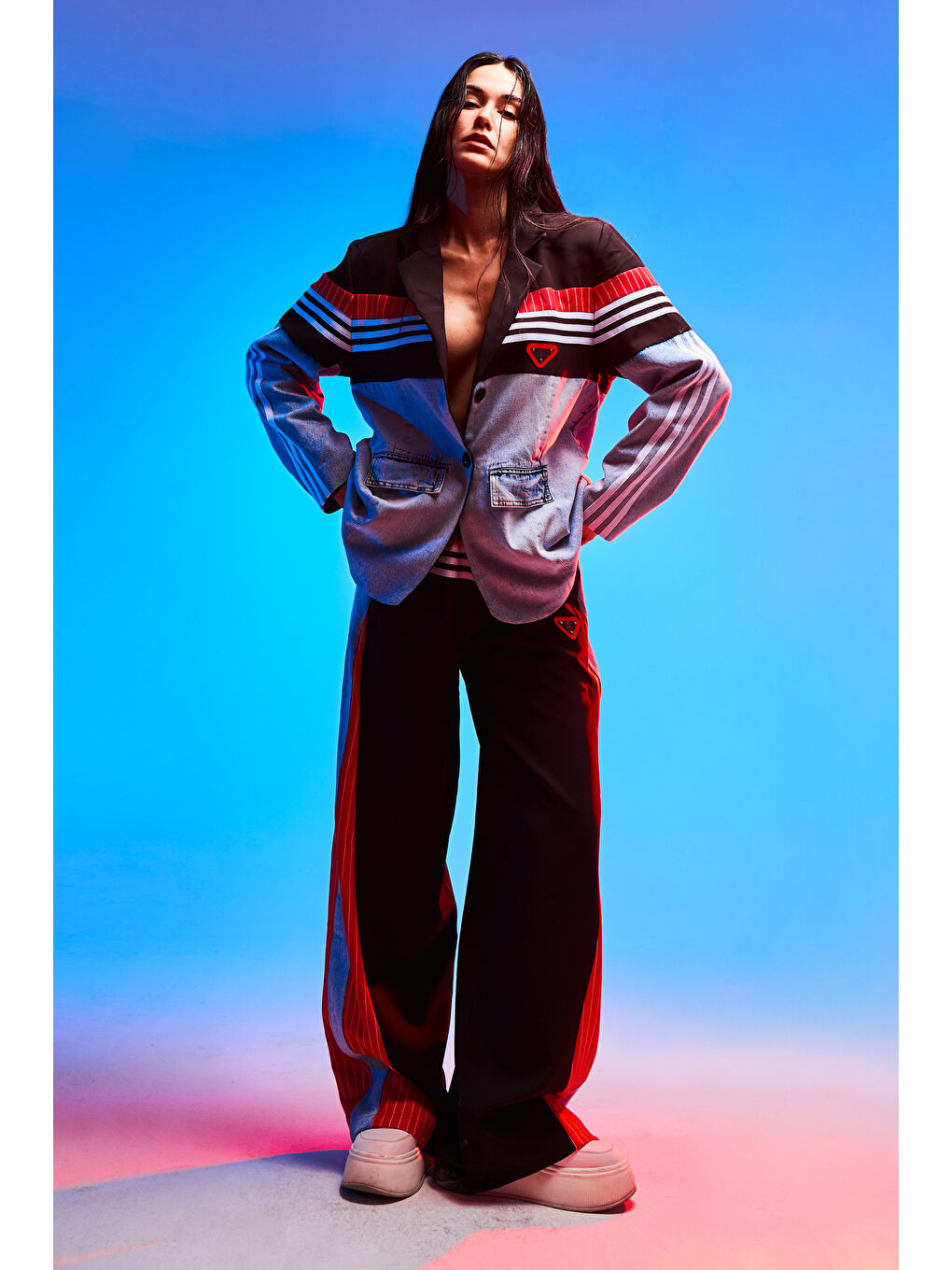 Kadın Kırmızı Jean Rengi Denim Kumaş Parçalı Şerit Detaylı Bol Kesim Tasarım Denim Pantolon-2