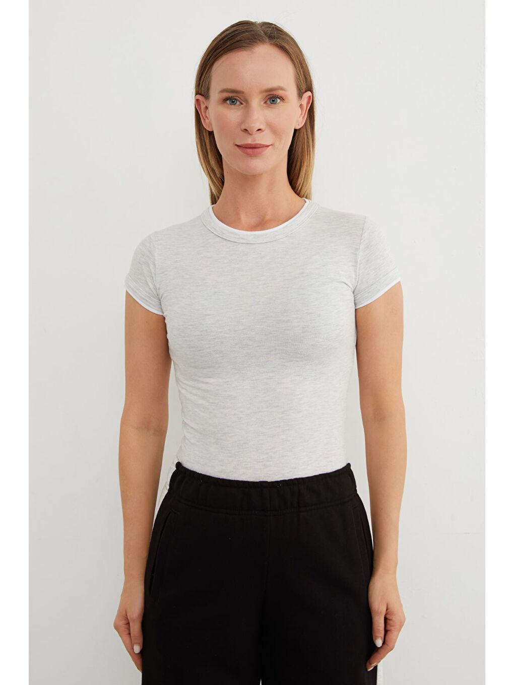 Gri Basic Bisiklet Yaka Biyeli Crop Tişört-3