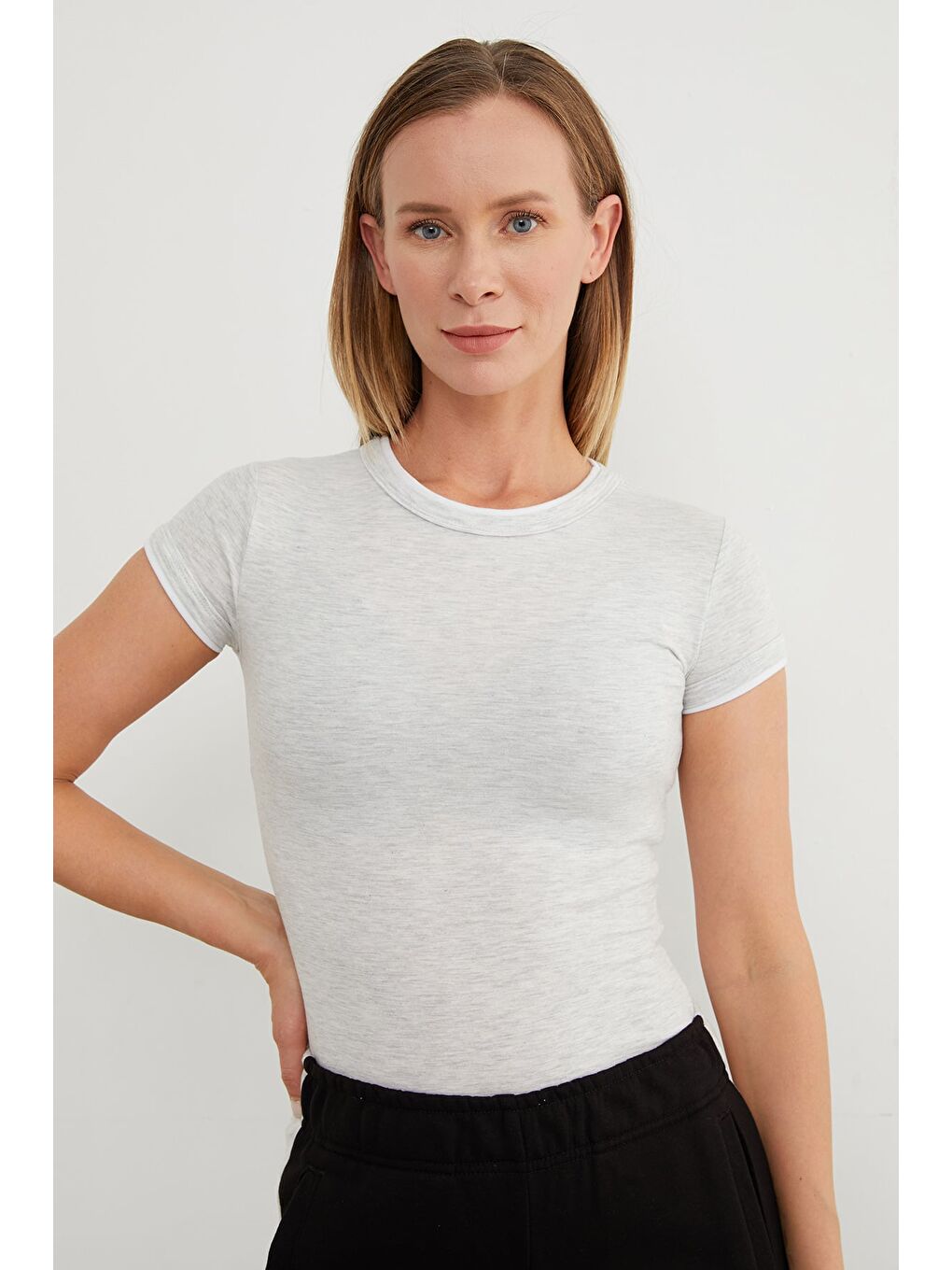 Gri Basic Bisiklet Yaka Biyeli Crop Tişört-4