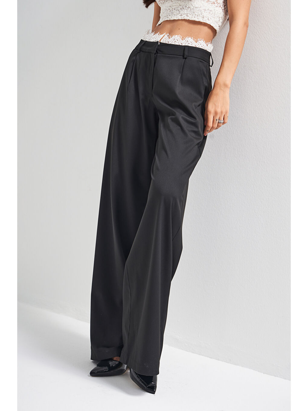 Kadın Siyah Renk w5-1 Palazzo Fit Kemeri Dantel Detaylı Tasarım Pantolon-1