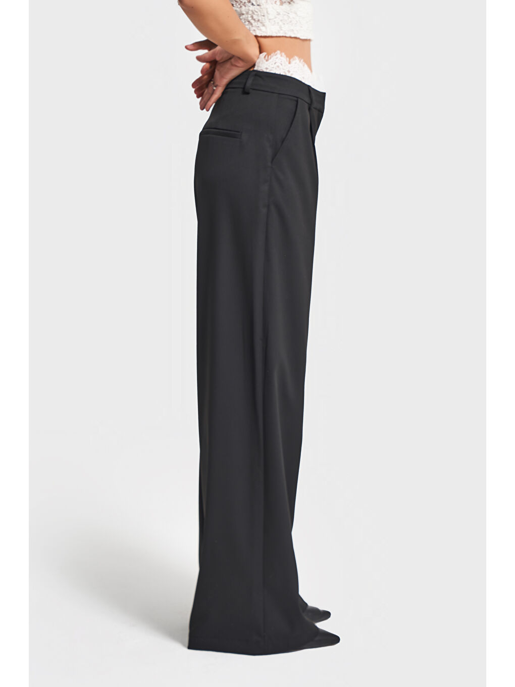 Kadın Siyah Renk w5-1 Palazzo Fit Kemeri Dantel Detaylı Tasarım Pantolon-3