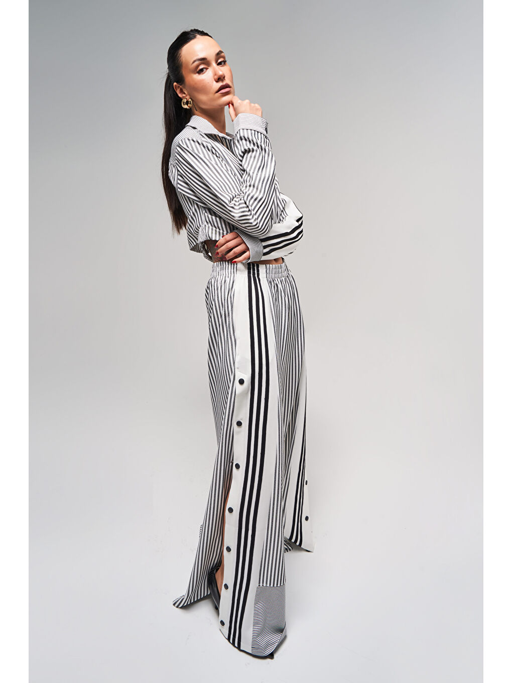 Kadın Siyah Çizgili Renk Yandan Düğmeli Palazzo Fit Bol Kesim Tasarım Pantolon-1