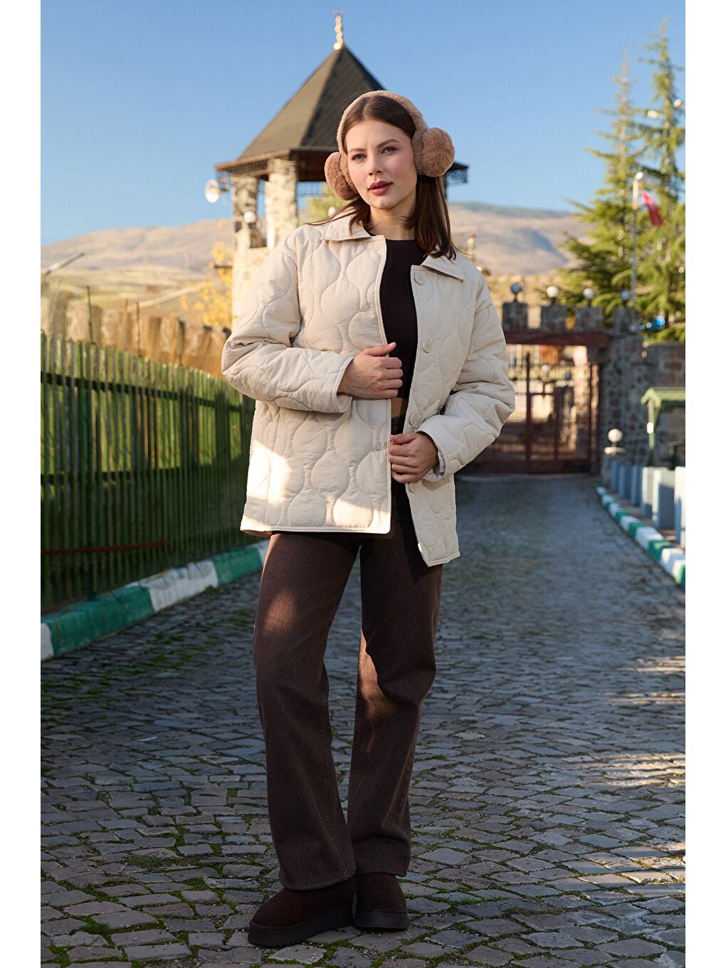 Bej Su Yolu Desenli Kapitone Oversize Düğmeli Mont-1