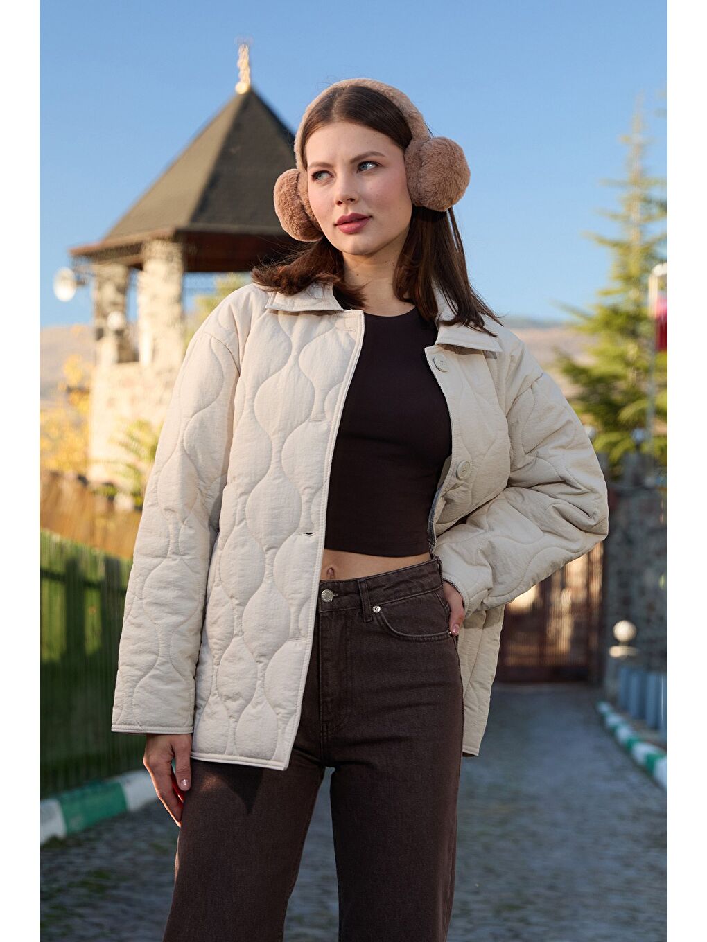 Bej Su Yolu Desenli Kapitone Oversize Düğmeli Mont-2