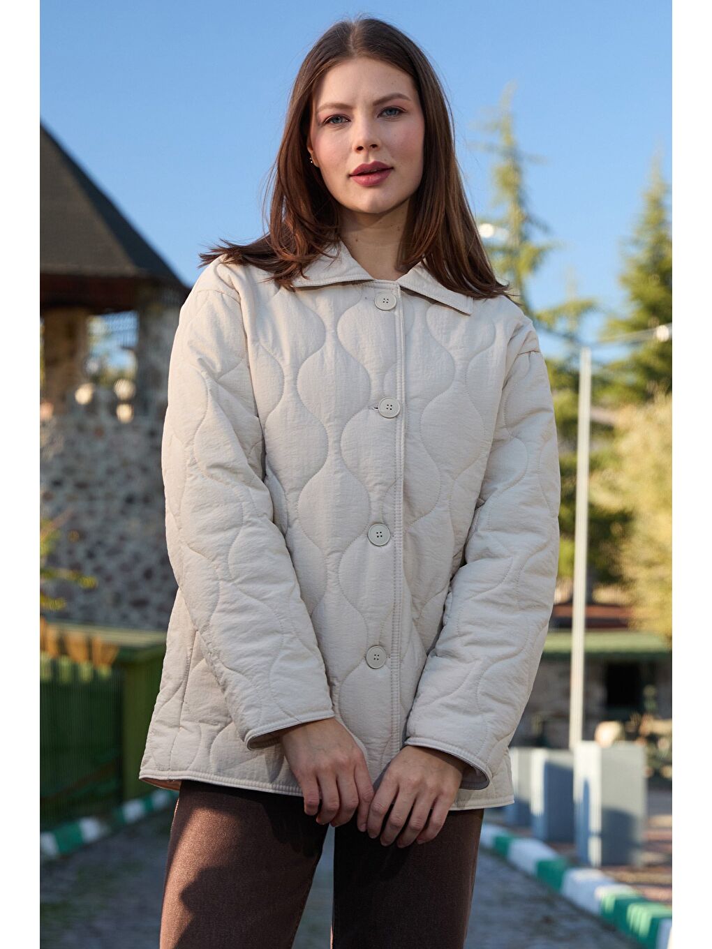 Bej Su Yolu Desenli Kapitone Oversize Düğmeli Mont-3