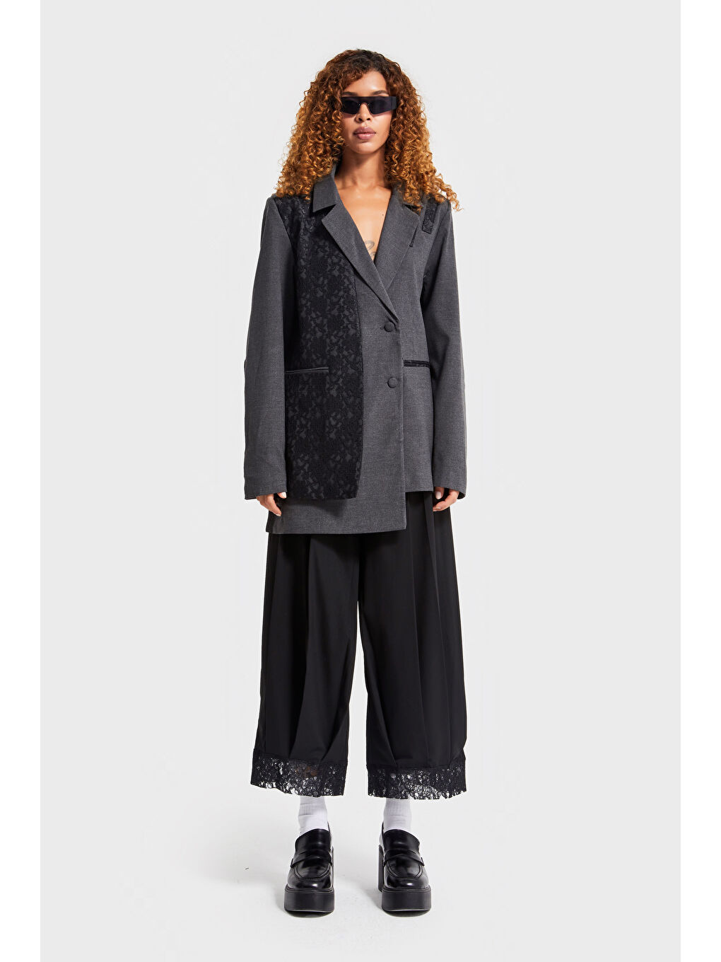 Kadın Antrasit Renk Dantel Detaylı Özel Tasarım Oversize Kruvaze Kumaş Ceket-2