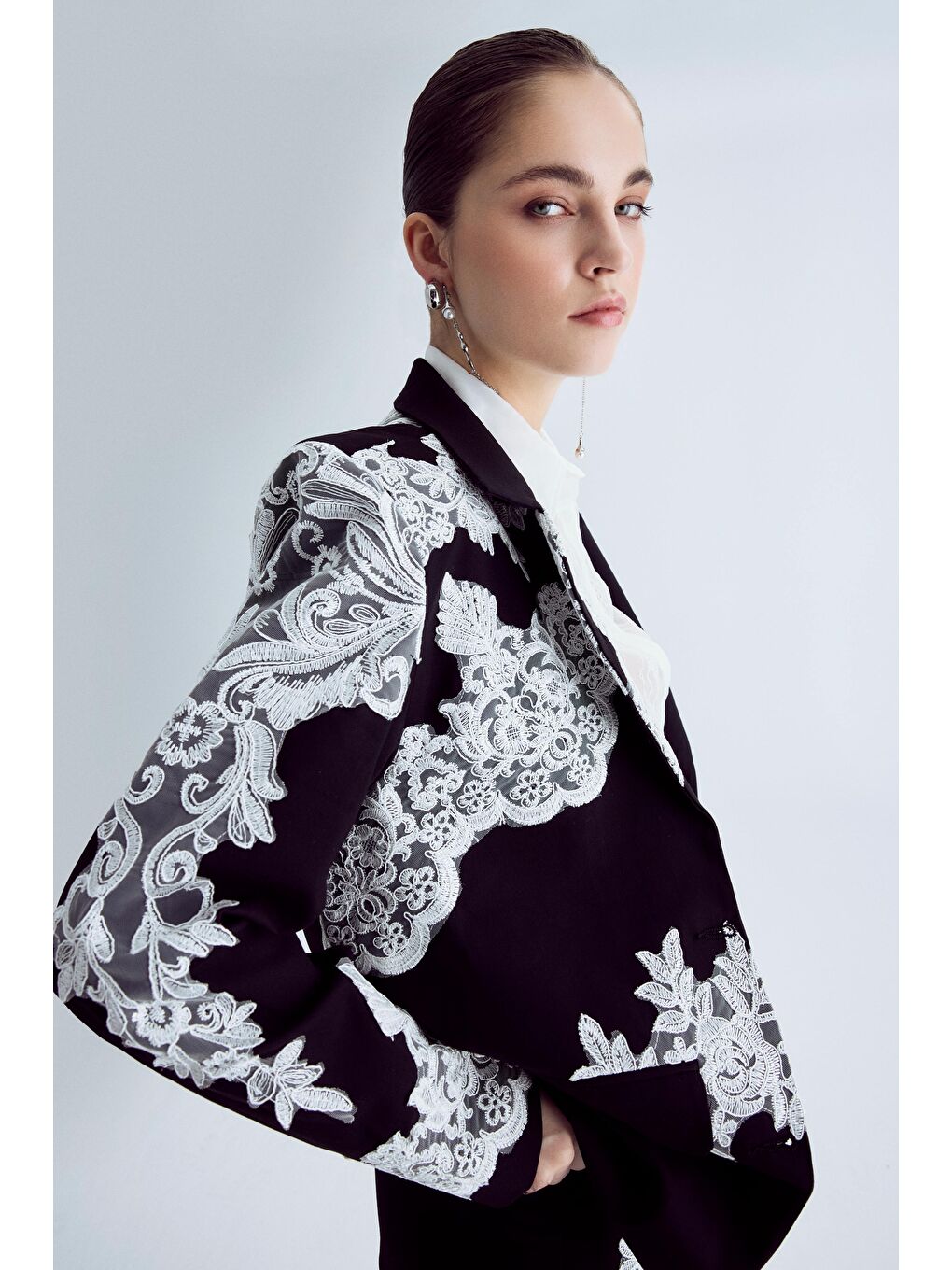 Kadın Siyah Renk Dantelli Kruvaze Tasarım Ceket-1