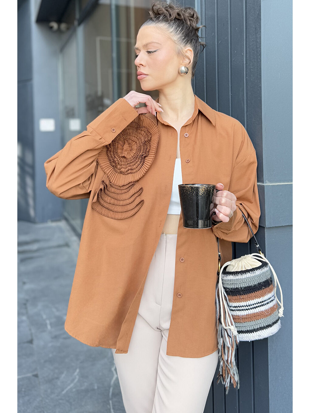 Kahverengi Gül Detaylı Tarz Kadın Gömlek-4